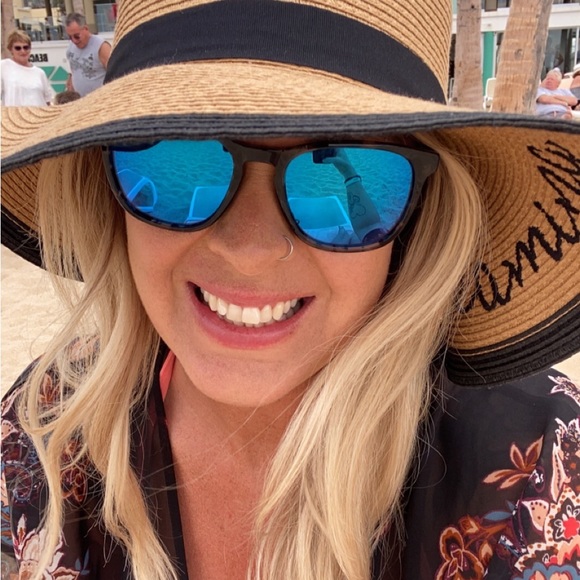 Meet your Posher, Kendall - Picture 3 of 5